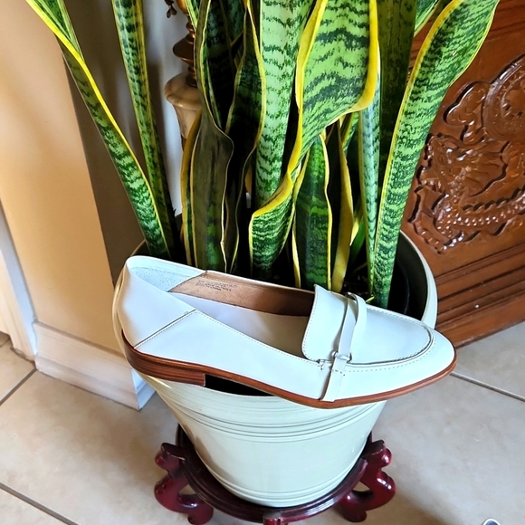 AEROSOLES Shoes - Aerosols, Women's white South East shoe leather slip on loafer shoes siz…